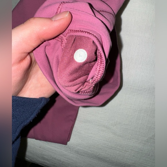 LIKE NEW SIZE 4 28 INCH LULULEMON LEGGINGS LOT PINK AND BLACK WITH LACE - Picture 3 of 6